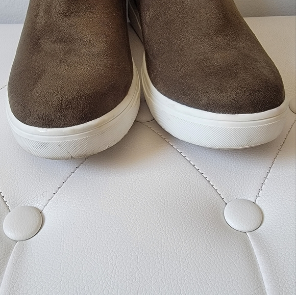 CUSHIONAIRE Women's Hero Hidden Wedge Sneaker Size 8 1/2M - Picture 8 of 15